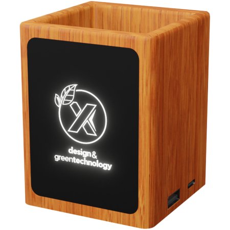 Porte-crayon en bois SCX.design O12 avec logo lumineux et double sortie USB