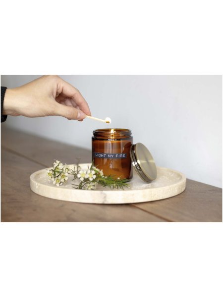 bougie-parfumee-wellmark-bois-de-cedre-avec-pot-reutilisable-ambre-chine-2.jpg