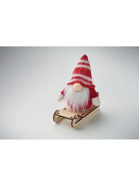 lutin-sur-un-traineau-en-bois-rouge-2.jpg